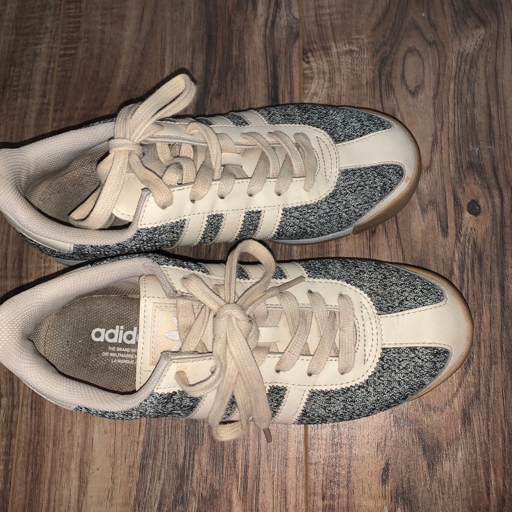 Adidas tennis shoes - Picture 3 of 3